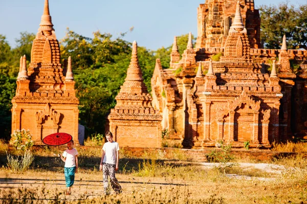 Çocuklar Kız Myanmar Bagan Arkeolojik Alanda Antik Tapınak Ziyaret — Stok fotoğraf