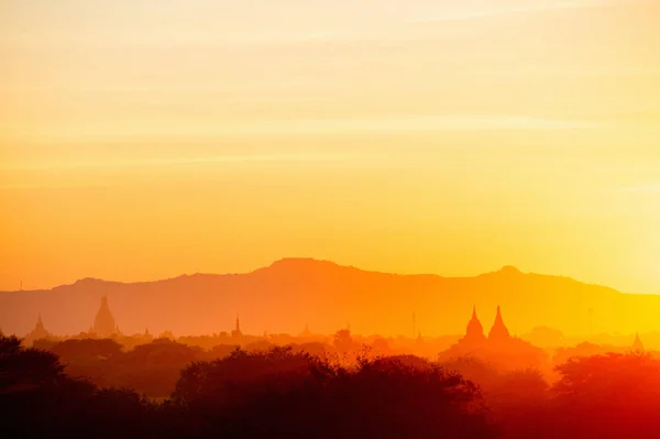 Coucher Soleil Pittoresque Avec Des Milliers Temples Stupas Bouddhistes Historiques — Photo