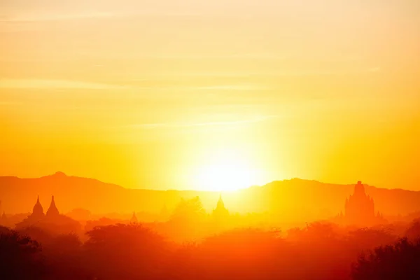 Coucher Soleil Pittoresque Avec Des Milliers Temples Stupas Bouddhistes Historiques — Photo