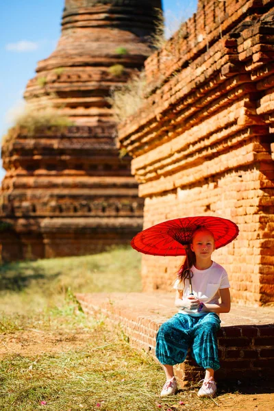 Junges Mädchen Mit Traditionellem Burmesischen Sonnenschirm Besucht Antike Tempel Bagan — Stockfoto