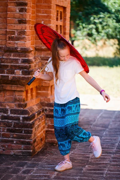 Ung Flicka Med Traditionella Burmesiska Parasol Besöka Antika Tempel Bagan — Stockfoto