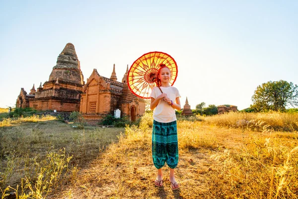 Chica Joven Con Sombrilla Birmana Tradicional Visitando Templos Antiguos Bagan — Foto de Stock