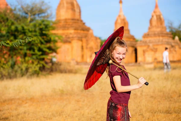 Νεαρό Κορίτσι Παραδοσιακό Βιρμανικό Parasol Επισκέπτονται Αρχαία Ναούς Στη Μιανμάρ — Φωτογραφία Αρχείου