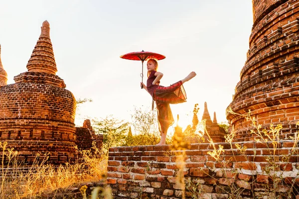 Ung Flicka Med Traditionella Burmesiska Parasol Besöka Antika Tempel Bagan — Stockfoto