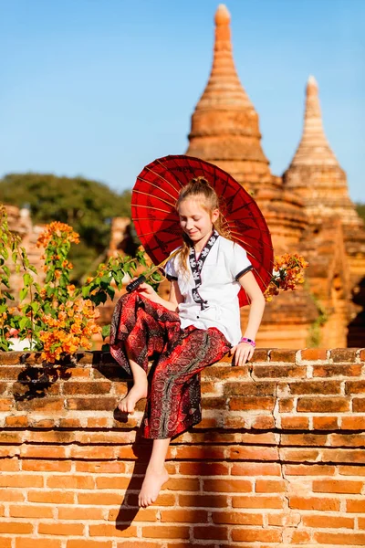 Молодая Девушка Традиционным Бирманским Зонтиком Посещает Древние Храмы Баган Мьянме — стоковое фото