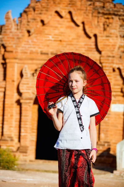Menina Com Guarda Sol Tradicional Birmanês Visitando Templos Antigos Bagan — Fotografia de Stock