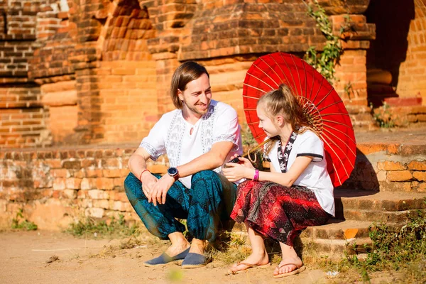 Aile Baba Kızı Myanmar Bagan Arkeolojik Alanda Antik Tapınak Ziyaret — Stok fotoğraf