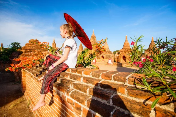Νεαρό Κορίτσι Παραδοσιακό Βιρμανικό Parasol Επισκέπτονται Αρχαία Ναούς Στη Μιανμάρ — Φωτογραφία Αρχείου