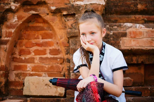 Niña Visitando Templos Antiguos Bagan Myanmar — Foto de Stock