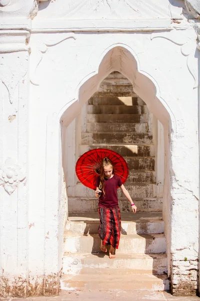 Giovane Ragazza Con Ombrello Birmano Tradizionale Bella Pagoda Bianca Hsinbyume — Foto Stock