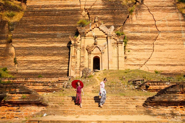 Gyerekek Testvérpár Látogató Befejezetlen Mingun Paya Templom Mianmarban — Stock Fotó