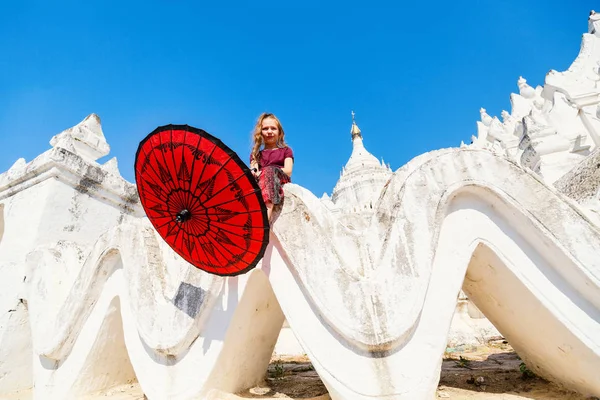 Młoda Dziewczyna Tradycyjnych Birmański Parasol Piękny Biały Hsinbyume Pagoda Myanmar — Zdjęcie stockowe