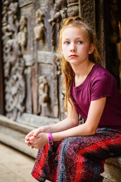 Młoda Dziewczyna Odwiedzając Zabytkowych Shwenandaw Buddyjski Klasztor Położony Mandalaj Myanmar — Zdjęcie stockowe