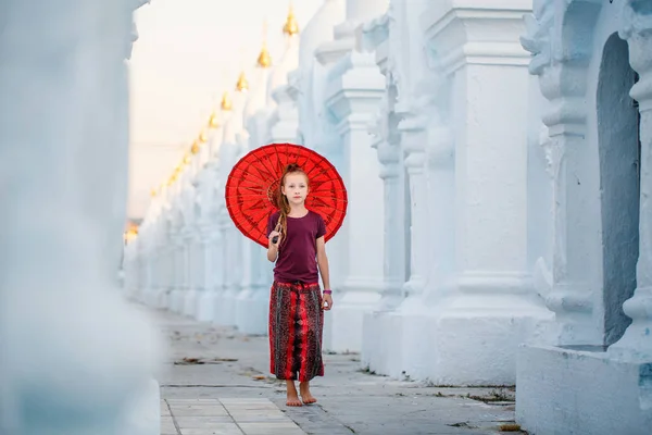 Młoda Dziewczyna Tradycyjnych Birmański Parasol Piękny Biały Kuthodaw Pagoda Mandalaj — Zdjęcie stockowe