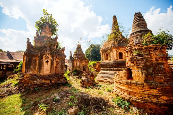 ミャンマーのインレー湖の近くの何世紀も昔の仏塔の Hundrets とシュエ パゴダの塔 — ストック写真