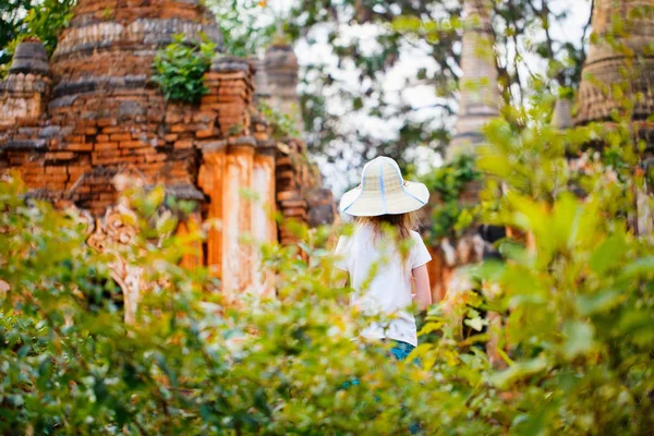 Rapariga Visitando Centenas Stupas Centenárias Indein Perto Lago Inle Mianmar — Fotografia de Stock