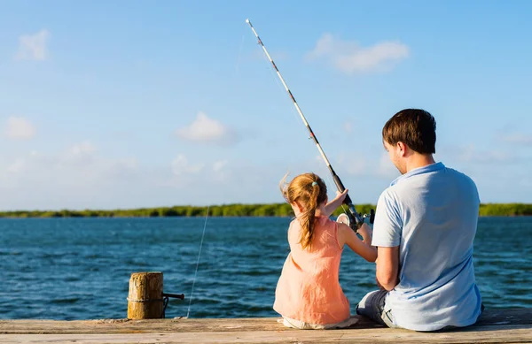 Família Pai Filha Pesca Juntos Partir Molhe Madeira — Fotografia de Stock