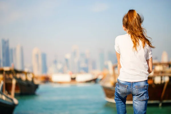 Vista Trasera Niña Disfrutando Vista Panorámica Del Horizonte Doha Qatar —  Fotos de Stock