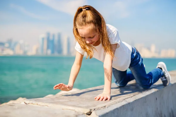 Kislány Élvezi Panorámás Kilátás Doha Katar Városkép Napsütéses Napon — Stock Fotó