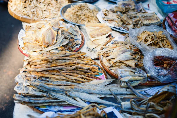 Διαφορετικά Είδη Αποξηραμένα Ψάρια Και Γαρίδες Στην Αγορά Στο Μιανμάρ — Φωτογραφία Αρχείου