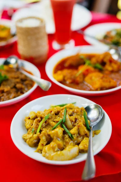 Selección Platos Tradicionales Birmanos Servidos Para Almuerzo —  Fotos de Stock