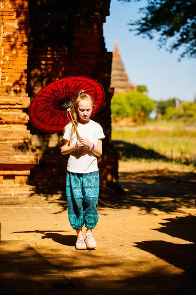 Ung Flicka Med Traditionella Burmesiska Parasol Besöka Antika Tempel Bagan — Stockfoto