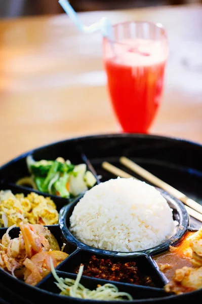 Läcker Lunch Med Kyckling Ris Och Gröna Grönsaker — Stockfoto