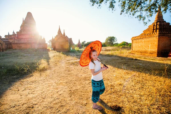 Ragazza Con Ombrellone Tradizionale Birmano Visita Agli Antichi Templi Bagan — Foto Stock