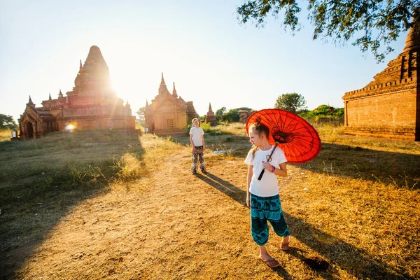 Barn Bror Och Syster Besöka Antika Tempel Bagan Arkeologiska Området — Stockfoto