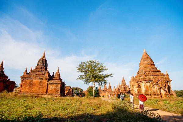 Tillbaka Visa Familj Mor Och Barn Besöka Antika Tempel Bagan — Stockfoto
