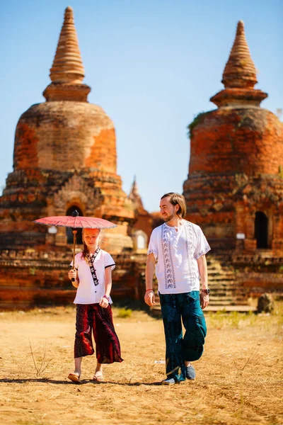 Família Pai Filha Visitando Templos Antigos Bagan Área Arqueológica Mianmar — Fotografia de Stock