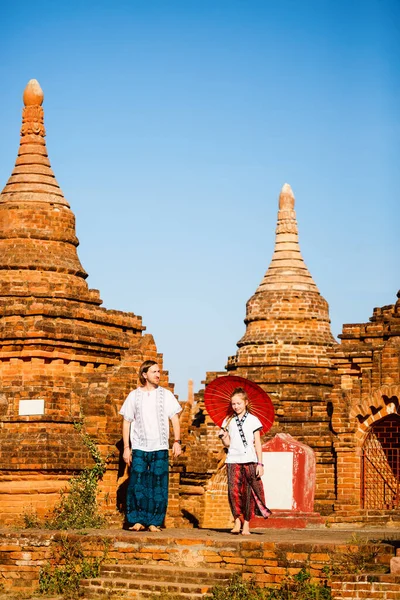 Familj Far Och Dotter Besöka Antika Tempel Bagan Arkeologiska Området — Stockfoto