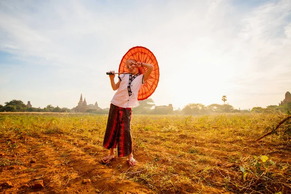 Ung Flicka Med Traditionella Burmesiska Parasol Besöka Antika Tempel Bagan — Stockfoto