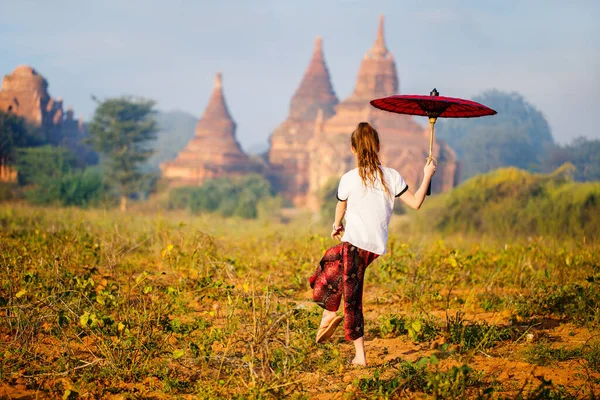 미얀마에 버마어 양산과 — 스톡 사진