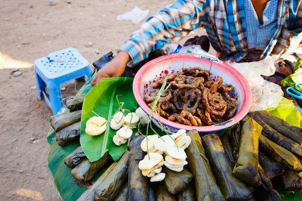 ミャンマーのアジア市場でのストリートフード — ストック写真