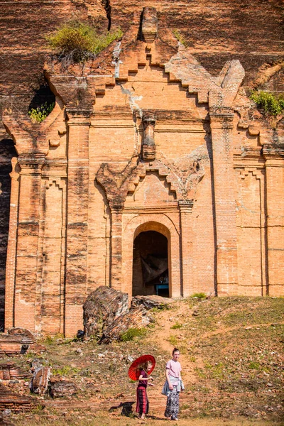 Hermano Hermana Visitando Inacabado Templo Mingun Paya Myanmar — Foto de Stock