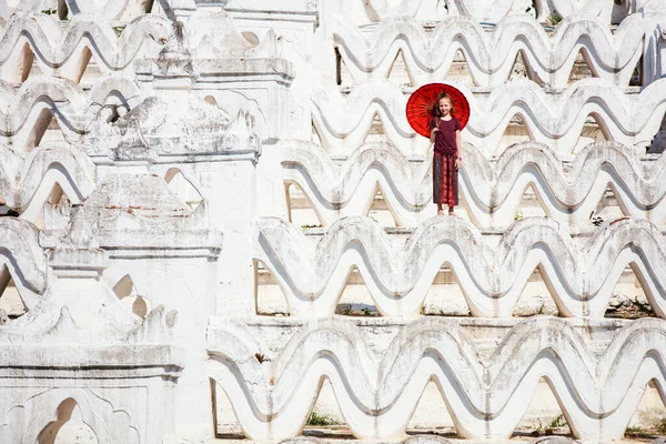 年轻的女孩与传统的缅甸伞在美丽的白色库佐达沃塔在曼德勒缅甸 — 图库照片