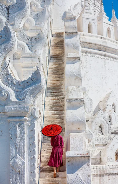 Mladá Žena Tradiční Barmské Deštník Krásné Bílé Hsinbyume Pagoda Destinaci — Stock fotografie