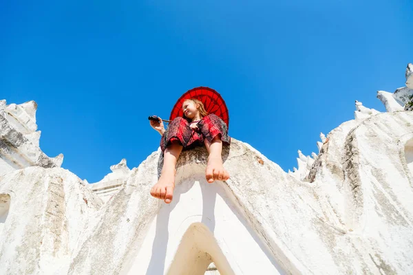 Giovane Ragazza Con Ombrello Birmano Tradizionale Bella Kuthodaw Pagoda Bianca — Foto Stock