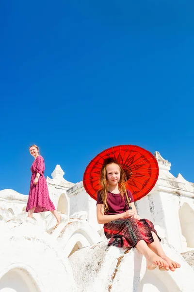 Family Mother Daughter Enjoying Visit Beautiful White Hsinbyume Pagoda Mingun — Stock Photo, Image