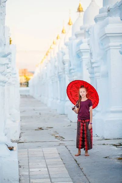 Chica Joven Con Paraguas Birmano Tradicional Hermosa Pagoda Kuthodaw Blanca —  Fotos de Stock