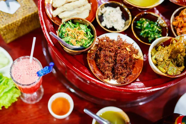 Masadaki Kaselerdeki Lezzetli Asya Yemekleri Çeşitleri — Stok fotoğraf