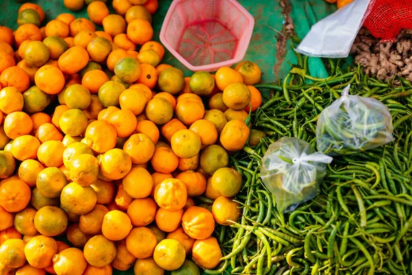 Grüne Chilischoten Und Orangen Auf Dem Wochenmarkt Myanmar — Stockfoto