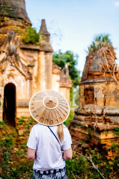 Baksidan Ung Kvinna Besöker Hundrets Månghundraåriga Stupas Indein Nära Sjön — Stockfoto