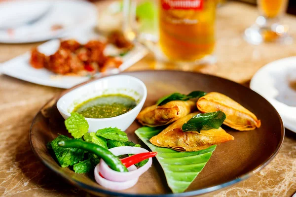 Aziatische Voedsel Samosa Met Dippen Sauzen Geserveerd Voor Lunch — Stockfoto