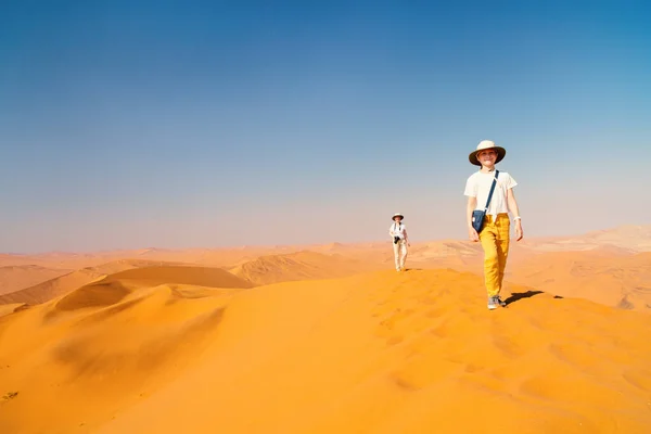 Sossusvlei Namibya Ünlü Kırmızı Kumul Big Daddy Üstüne Anne Kızı — Stok fotoğraf