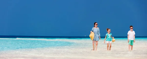 家庭母亲和孩子享受热带海滩假期 全景完美的横幅 — 图库照片