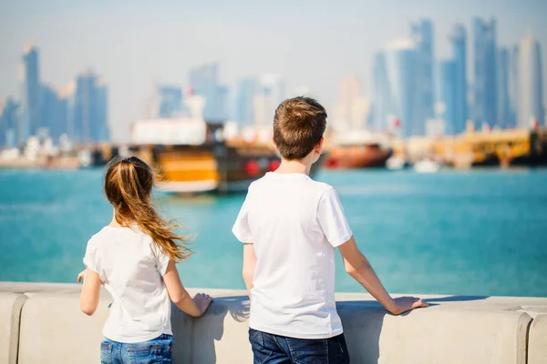 Дети Брат Сестра Наслаждаются Панорамным Видом Доха Катар Солнечный День — стоковое фото