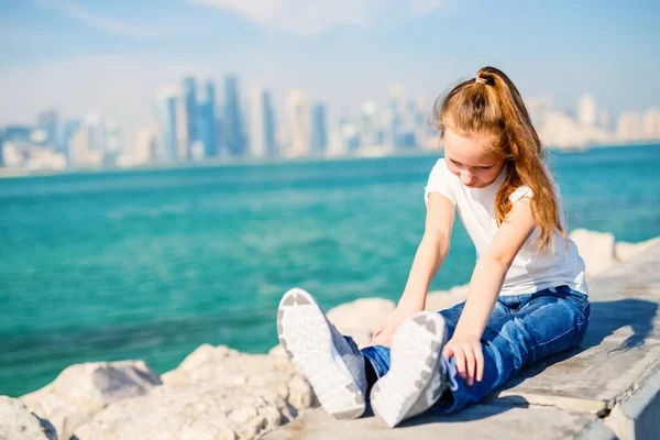Маленькая Девочка Наслаждается Панорамным Видом Доха Катар Солнечный День — стоковое фото