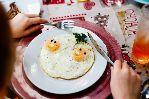 Κοντινό Πλάνο Ενός Παιδικού Πρωινού Τηγανητά Αυγά — Φωτογραφία Αρχείου